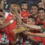 Pemain persija bambang pamungkas terima trofi piala presiden dari jokowi Pemain persija bambang pamungkas terima trofi piala presiden dari jokowi